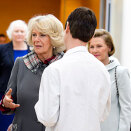 Queen Sonja and Duchess Camilla spoke with doctors, nurses and patients during their visit to Oslo University Hospital's Cancer Clinic Thursday (Photo: Heiko Junge / Scanpix)